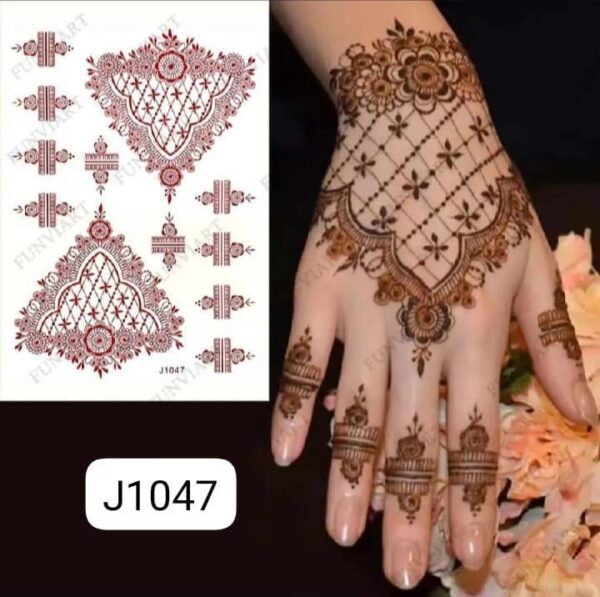 Traditional Henna Look with a Self-Adhesive Brown Mehndi Sticker