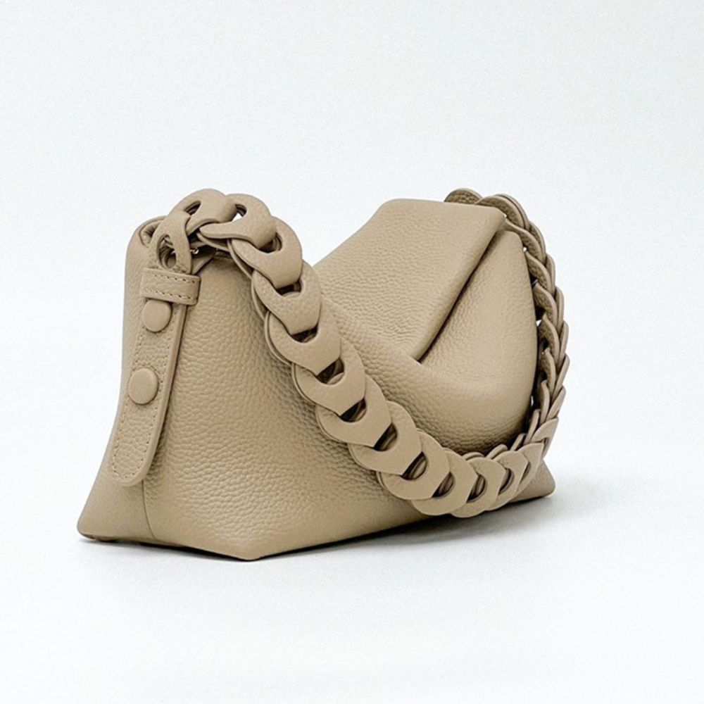 Discover the perfect blend of style and function with this retro genuine leather shoulder bag for women. Available in five elegant colors and ideal for daily use.